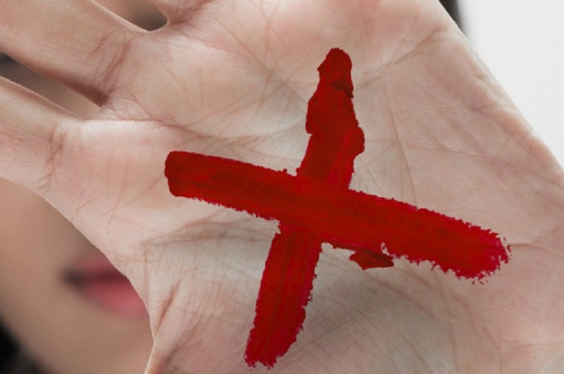 ‘X’ vermelho: mulher mantida em cárcere usa sinal para pedir ajuda a familiares de Aquidauana